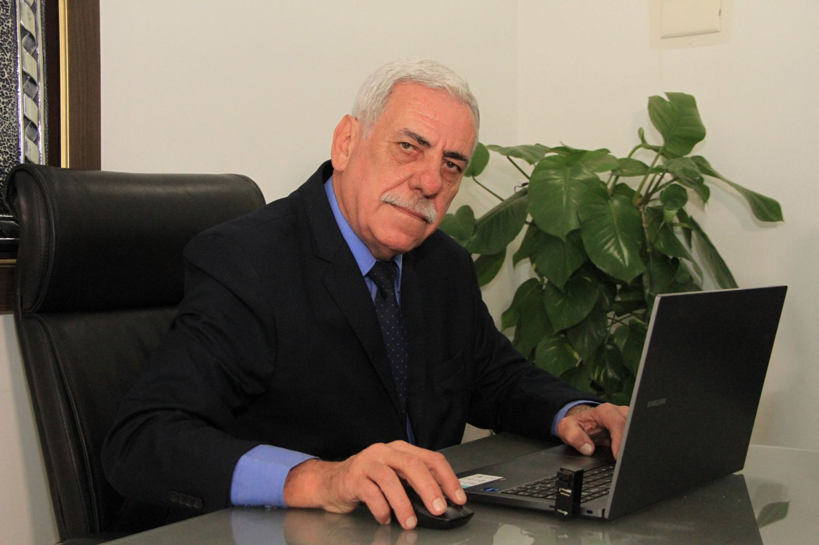 Dr. Marcos Barsotti, advogado responsável pelo escritório, em sua mesa de trabalho
